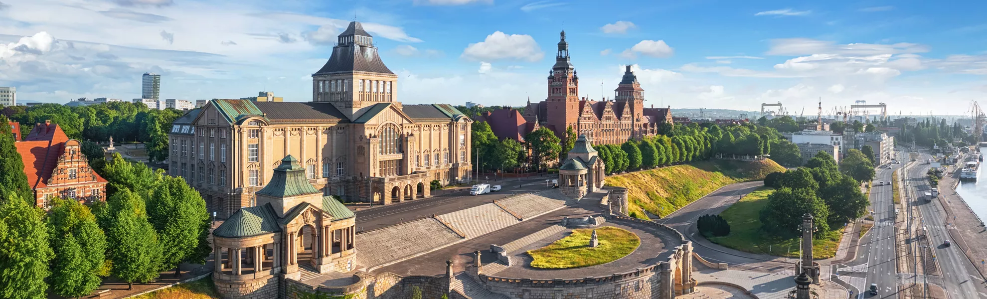 Luftaufnahme historischer Gebäude am Ufer der Oder in Stettin - © bbsferrari - stock.adobe.com