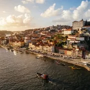 Panoramablick auf die Stadt Porto bei Sonnenuntergang