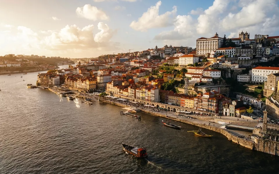 Panoramablick auf die Stadt Porto bei Sonnenuntergang - © ikuday - stock.adobe.com