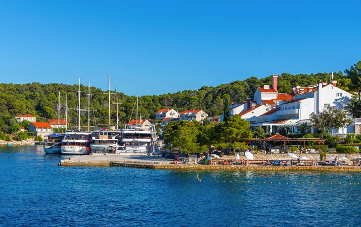 © dudlajzov - stock.adobe.com - Hafen im Dorf Pomena im Nationalpark Mljet in Kroatien