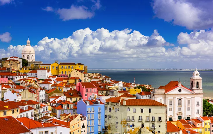 ©SeanPavonePhoto - stock.adobe.com - Alfama -  Stadtteil von Lissabon