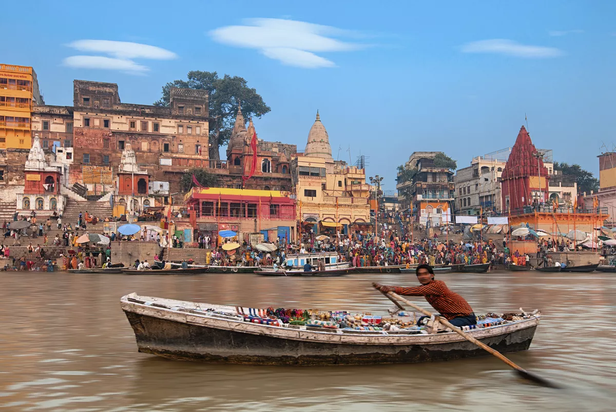 Die heilige Stadt am Ganges, Varanasi - © shutterstock_217988584