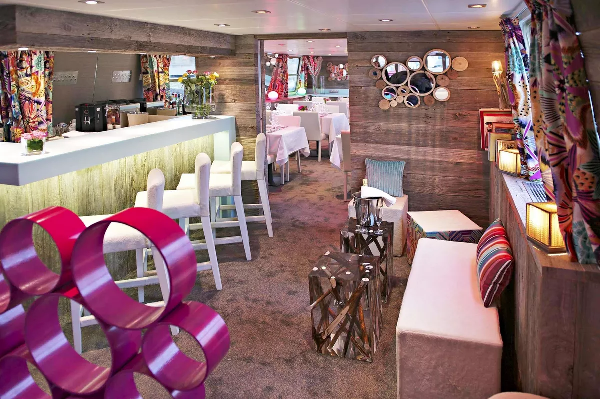 Salon mit Bar