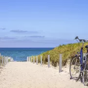 Fahrrad auf dem Weg zum Strand