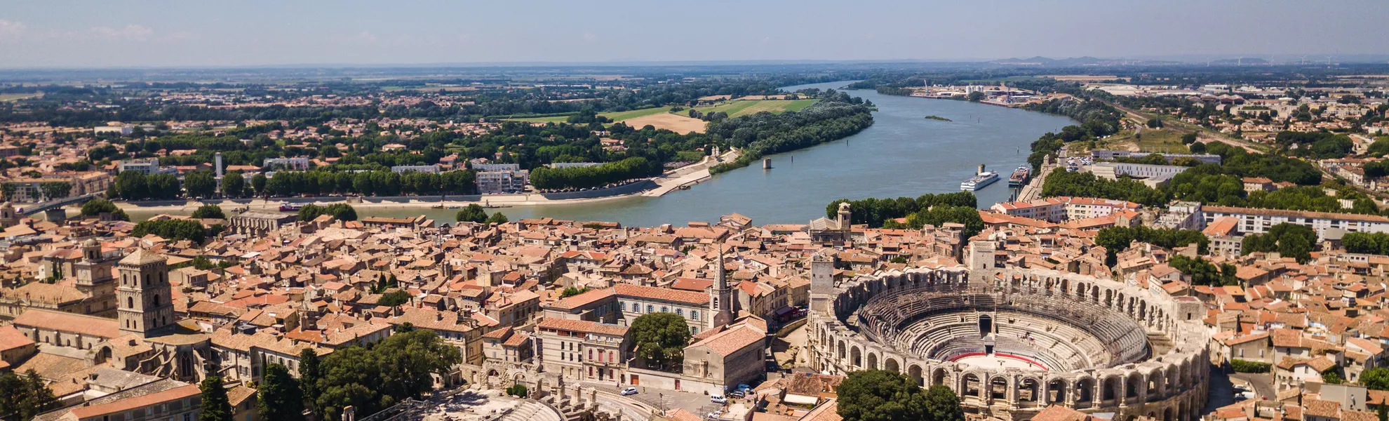 Arles mit Amphitheater und Rhône - © Sen - stock.adobe.com