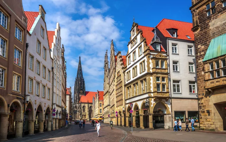 Prinzipalmarkt und Lambertikirche in Münster - © Sina Ettmer - stock.adobe.com