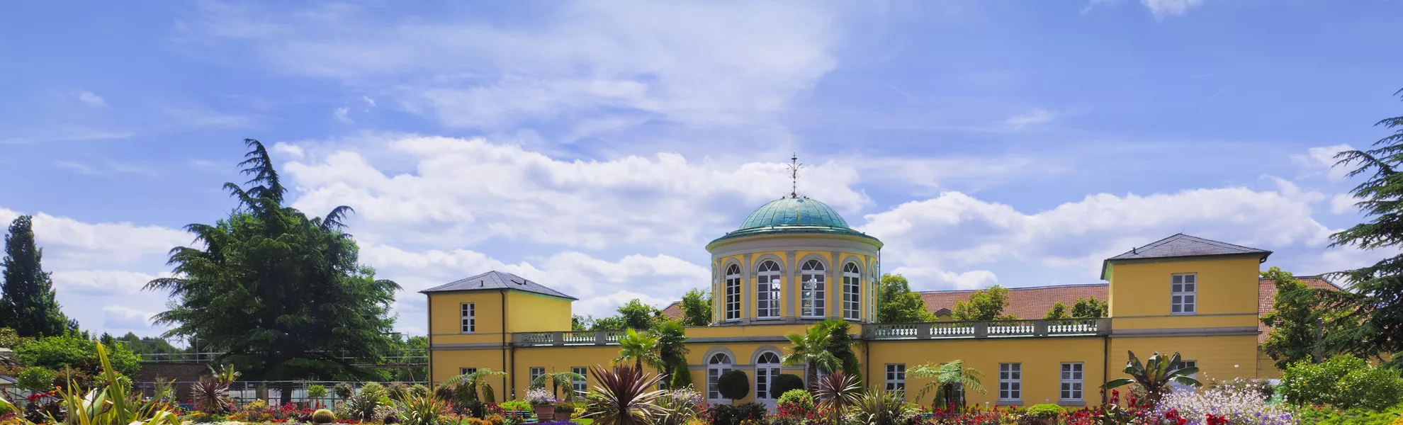 Botanischer Garten (Berggarten) der Herrenhäuser Gärten mit Bibliotheksgebäude - ©Composer - stock.adobe.com