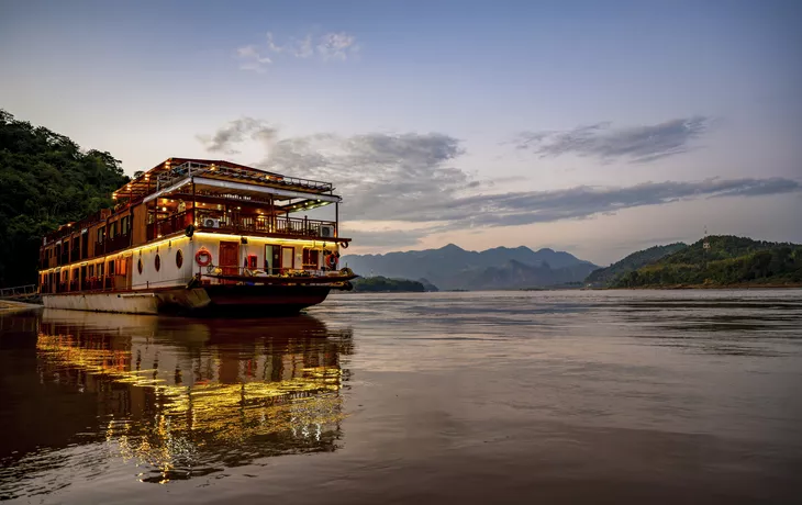 RV Mekong Star am Abend - Sabine Meessen