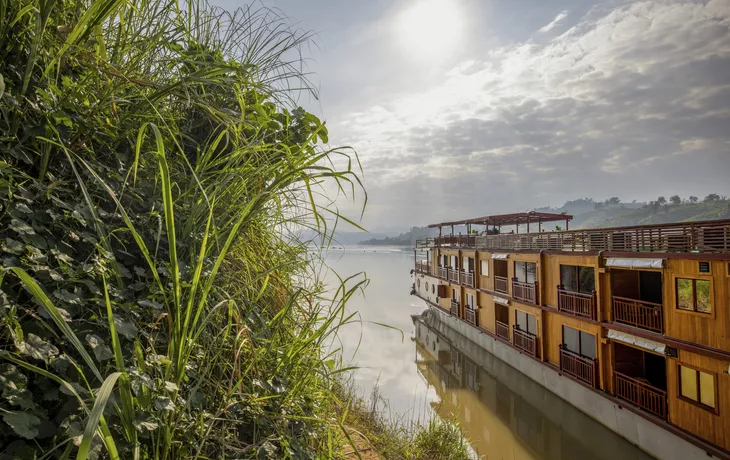 RV Mekong Star am Ufer - © Holger Leue / www.leue-photo.com
