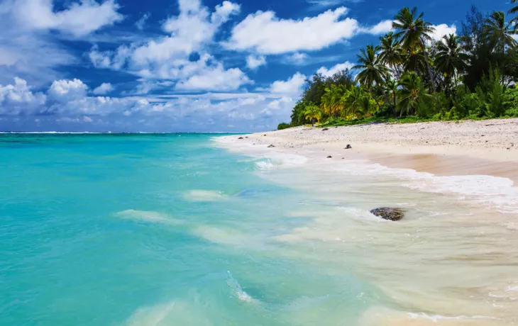 © Martin Valigursky - Fotolia - Tropischer Strand mit Felsen