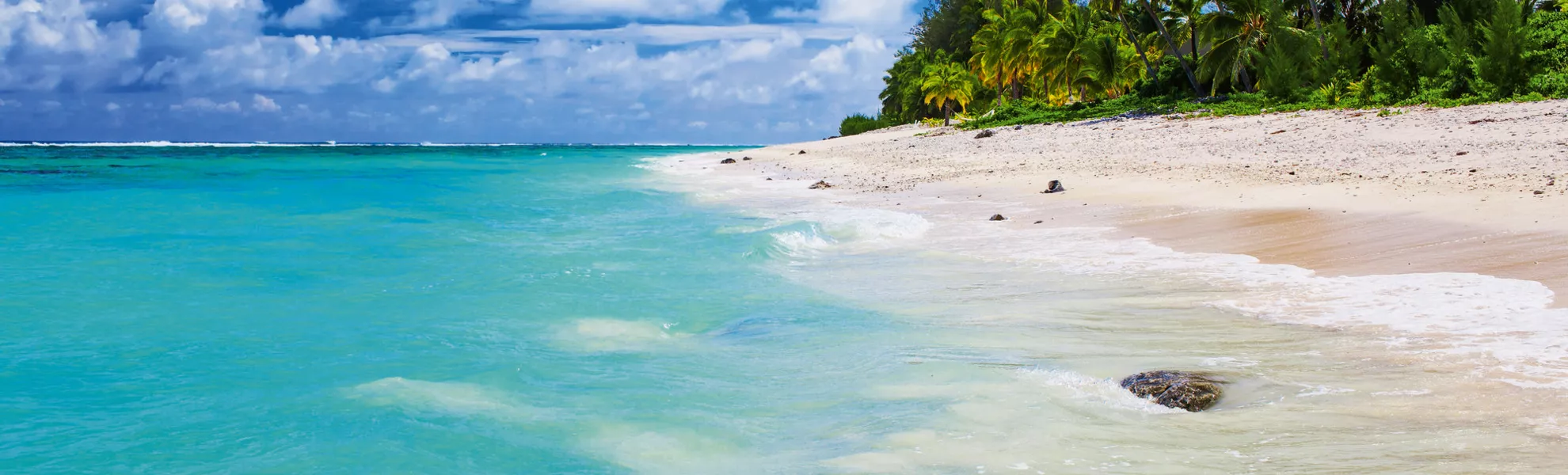 Tropischer Strand mit Felsen - © Martin Valigursky - Fotolia