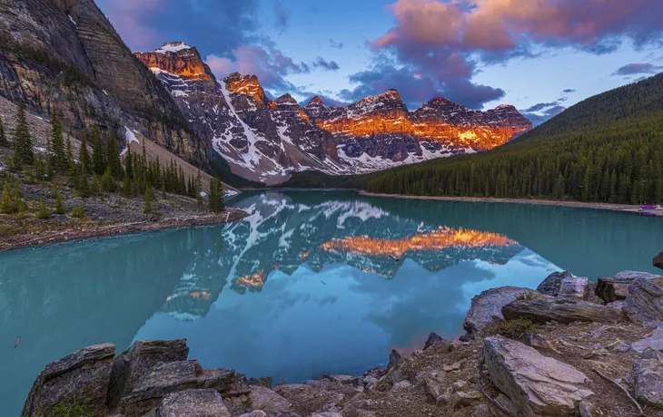 © Michael Whitworth - stock.adobe.com - Moraine Lake