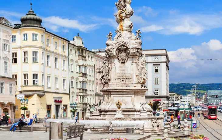 © saiko3p - stock.adobe.com - Dreifaltigkeitssäule auf dem Hauptplatz von Linz