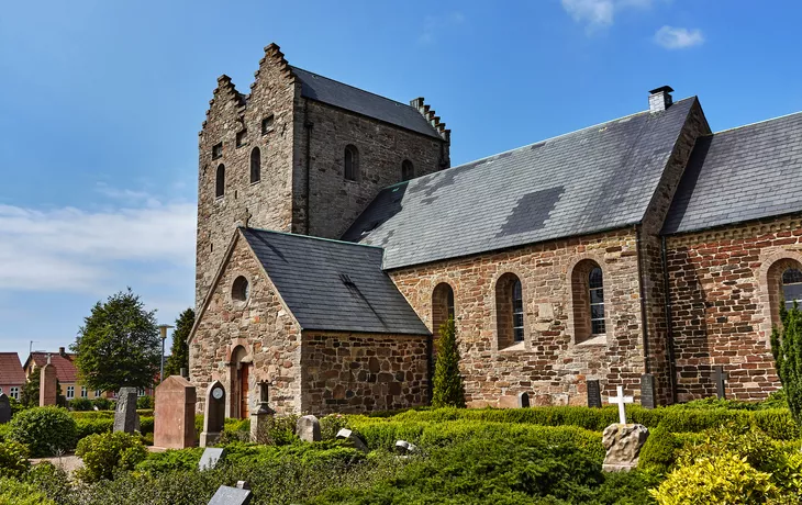 © PatPat - stock.adobe.com - Aa Kirke ? eine romanische Kirche aus dem 12. Jahrhundert in Aakirkeby auf der Insel Bornholm