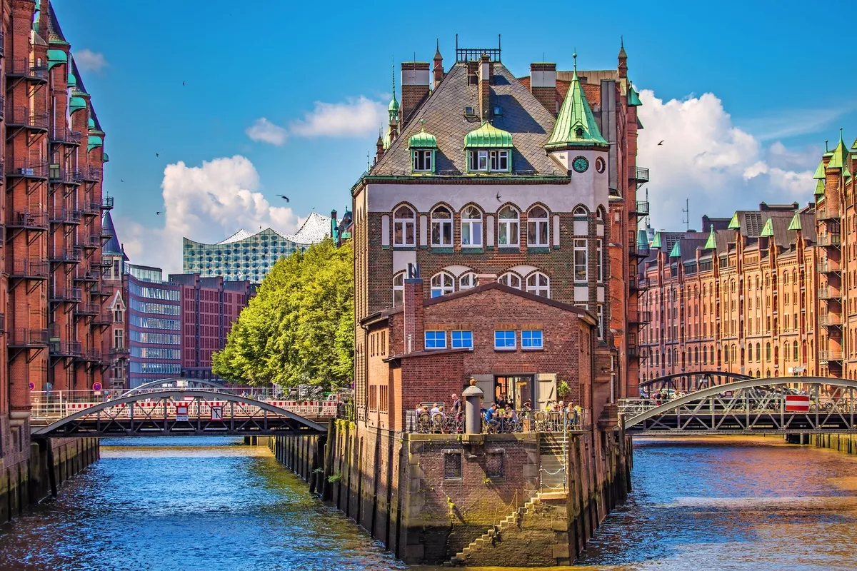 das Wasserschloss, auch Wasserschlösschen genannt, in der Hamburger Speicherstadt, Deutschland - © powell83 - stock.adobe.com