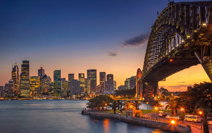 © Rudolf Balasko - stock.adobe.com - Stadtbild von Sydney mit Harbour Bridge