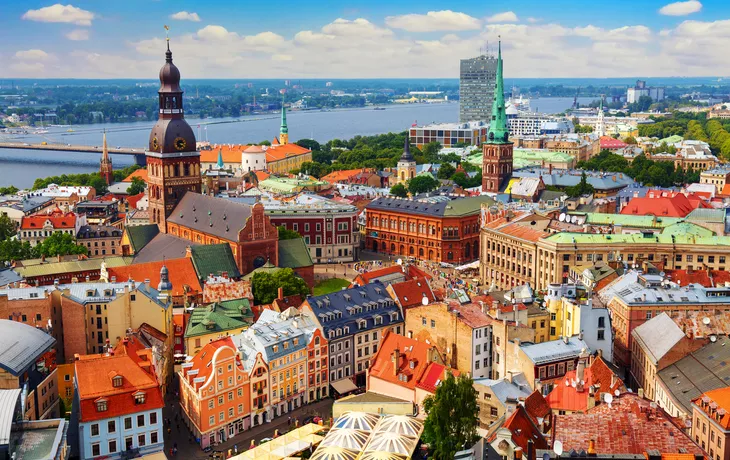 © Nikolay N. Antonov - stock.adobe.com - Panoramablick auf die Altstadt von Riga