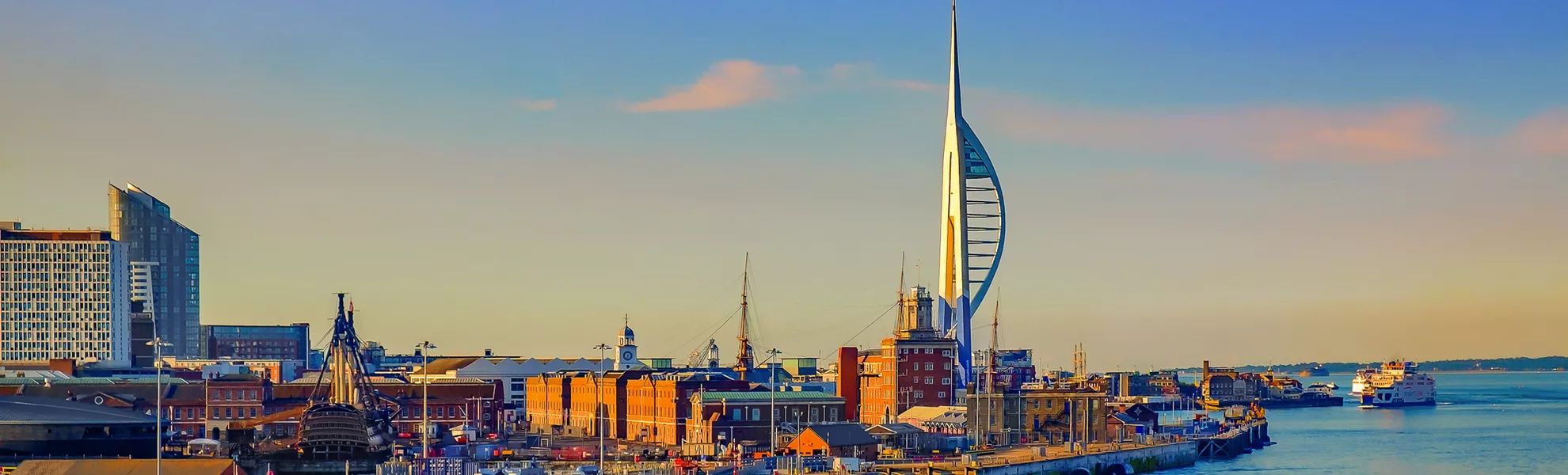 Portsmouth,England,Juni 2018,Portsmouth Hafen am späten Abend - ©Eric Laudonien - stock.adobe.com