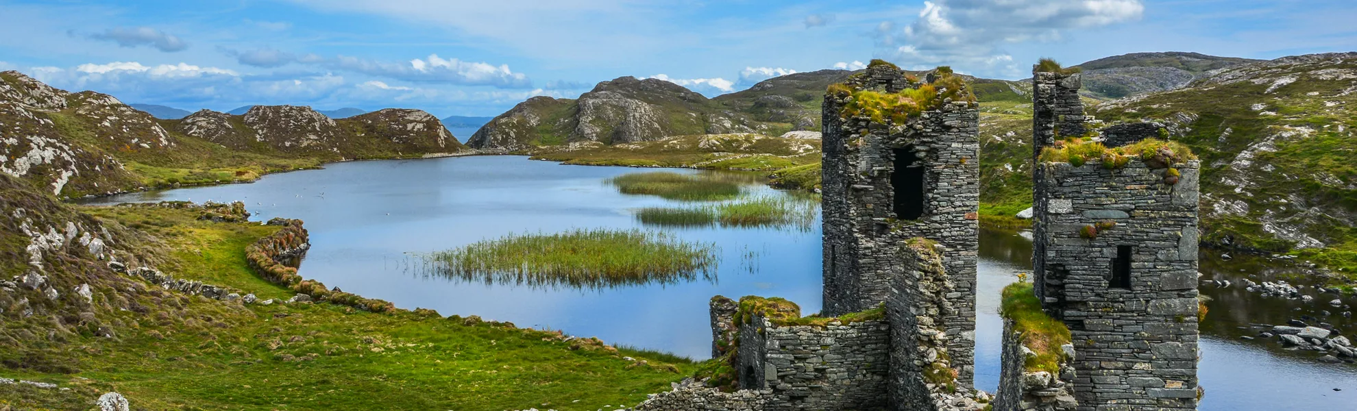 Ruine von Dunlough Castle mit dem See Dun Lough - © e55evu - stock.adobe.com