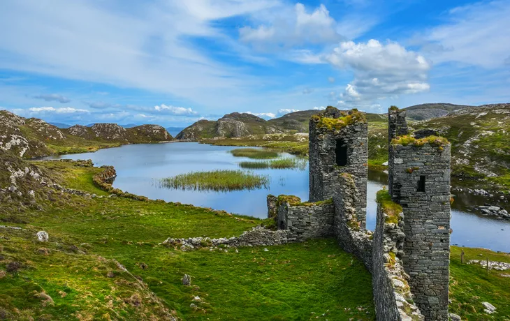 © e55evu - stock.adobe.com - Ruine von Dunlough Castle mit dem See Dun Lough