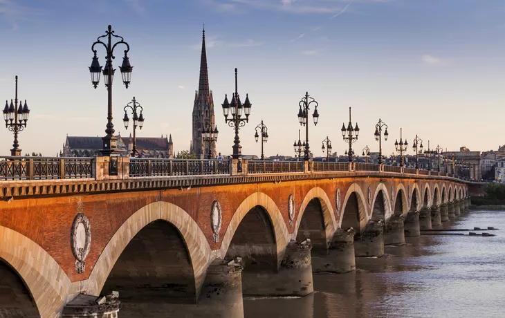 © shutterstock_240209116 - Pont de Pierre, Bordeaux