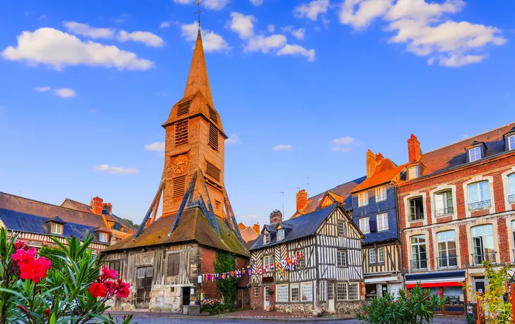 © SCStock - stock.adobe.com - Honfleur - Glockenturm der Kirche der Heiligen Katharina