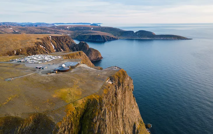 © Photofex - stock.adobe.com - Nordkap-Denkmal (Nordkapp) im Hochsommer