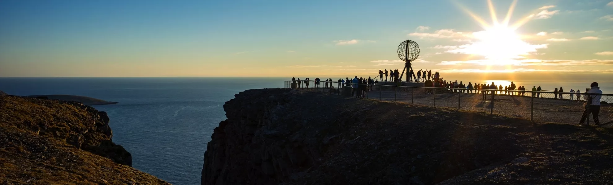 Touristen zur Mitternachtssonne am Nordkap - © RuZi - stock.adobe.com