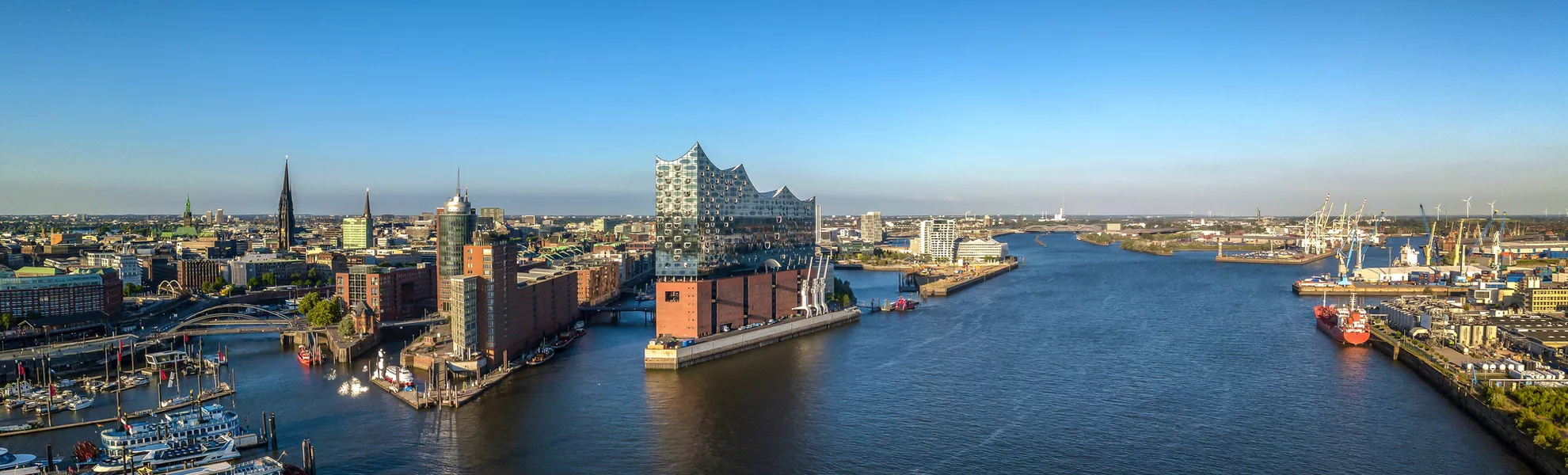 Elbphilharmonie-Panorama bei Sonnenuntergang - © Jonas Weinitschke - stock.adobe.com