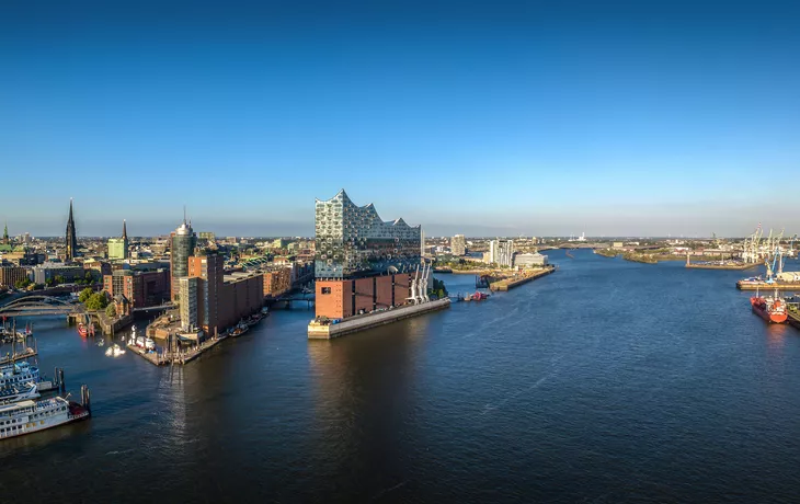 © Jonas Weinitschke - stock.adobe.com - Elbphilharmonie-Panorama bei Sonnenuntergang