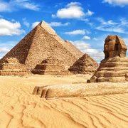 Blick auf die Große Sphinx und die Pyramiden von Gizeh, Ägypten