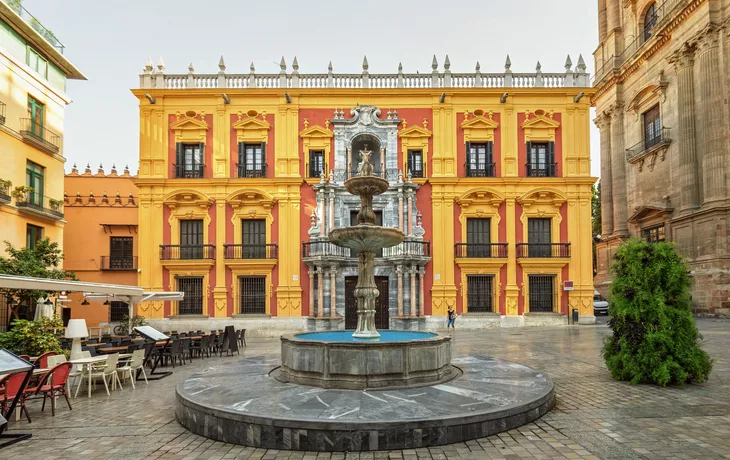 © carol_anne - stock.adobe.com - Bischofsplatz in Málaga