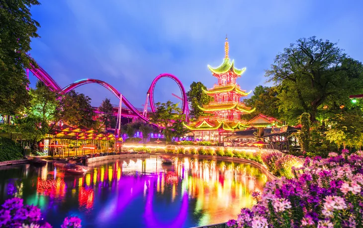 © anko_ter - stock.adobe.com - Tivoli-Gärten am Abend