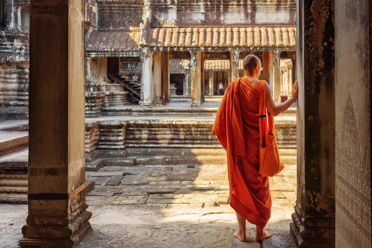Buddhistischer Mönch, der Höfe von Angkor Wat erforscht,Siem Reap - ©efired - stock.adobe.com