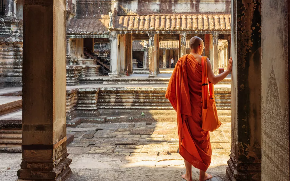 Buddhistischer Mönch, der Höfe von Angkor Wat erforscht,Siem Reap