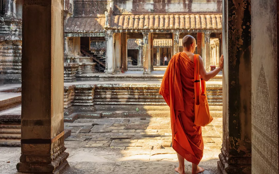 Buddhistischer Mönch, der Höfe von Angkor Wat erforscht,Siem Reap - ©efired - stock.adobe.com