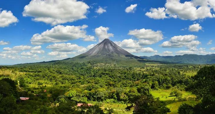 Landschaftspanoramabild vom Vulkan Arenal im Regenwald - © SimonMichael - stock.adobe.com
