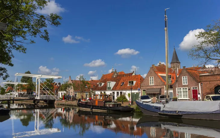 ©venemama - stock.adobe.com - Brücke und alte Schiffe am Kai in Edam in den Niederlanden