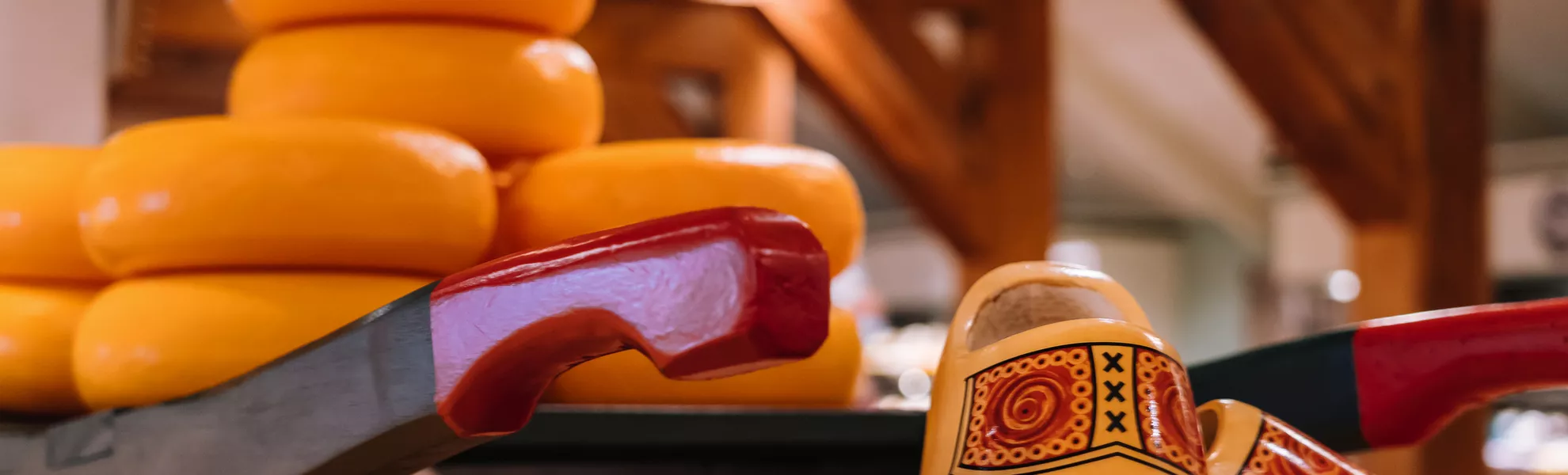 Käselaiber und Clogs im niederländischen Freilichtmuseum Zaanse Schans - © olenap - stock.adobe.com