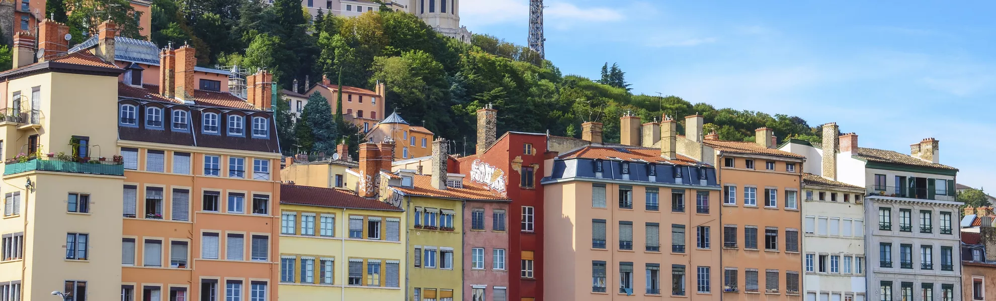 Bunte Häuser entlang des Saône-Ufers, Lyon - © shutterstock_114141892