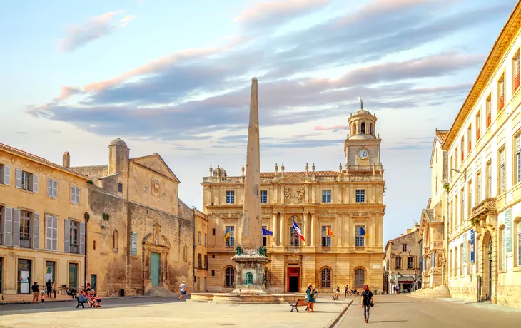 © Sina Ettmer - stock.adobe.com - Altstadt von Arles