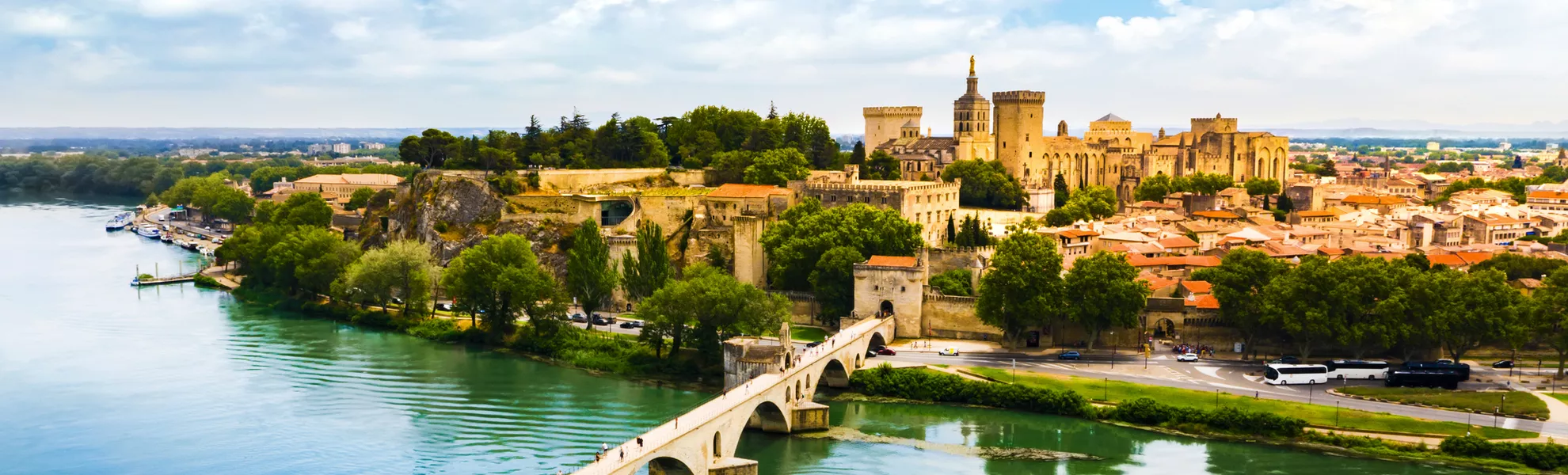 Luftaufnahme der Brücke Pont Saint Benezet und der Rhone in Avignon - © proslgn - stock.adobe.com