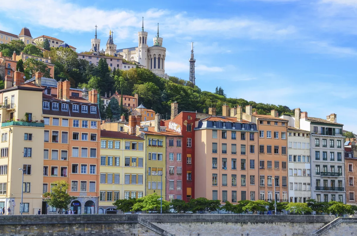 Bunte Häuser entlang des Saône-Ufers, Lyon - © shutterstock_114141892