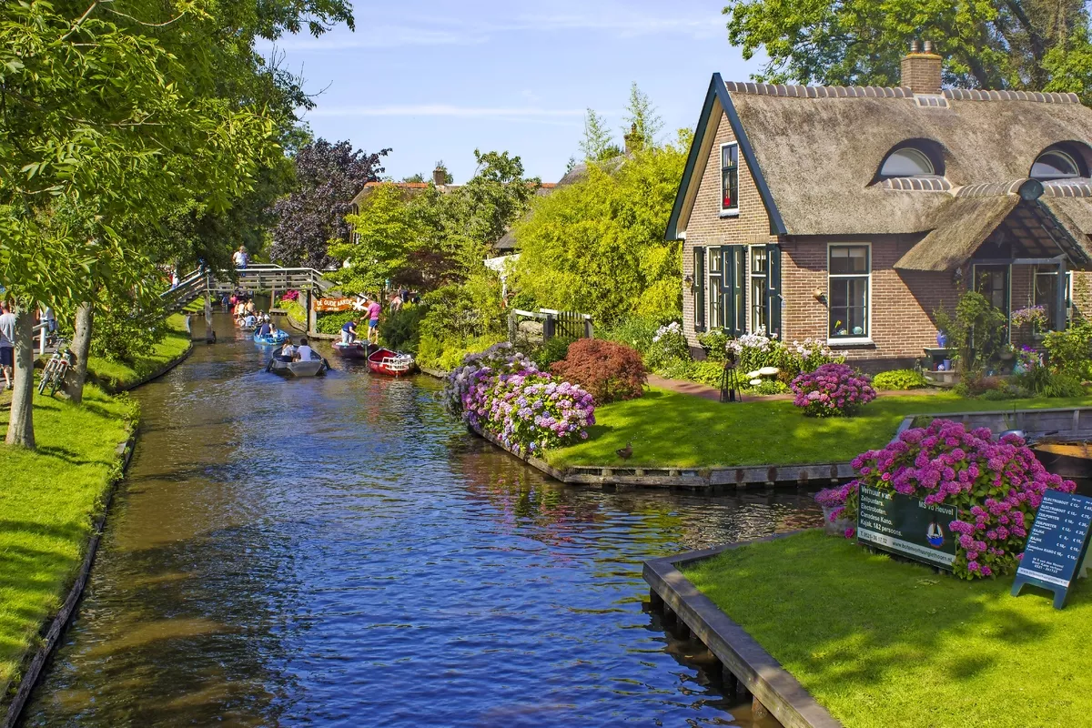 Giethoorn in der nordöstlichen niederländischen Provinz Overijssel - © Mira Drozdowski - stock.adobe.com