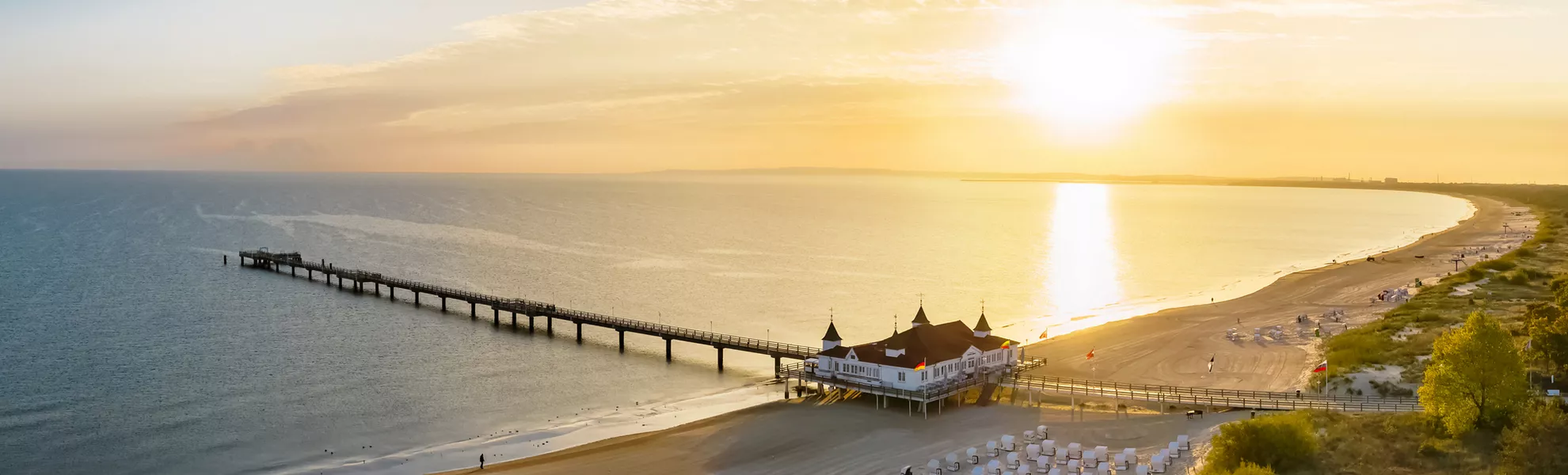 Sonnenaufgang am Ahlbecker Strand mit Seebrücke - © motivthueringen8 - stock.adobe.com