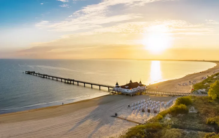 © motivthueringen8 - stock.adobe.com - Sonnenaufgang am Ahlbecker Strand mit Seebrücke