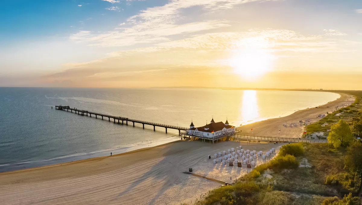 Sonnenaufgang am Ahlbecker Strand mit Seebrücke - © motivthueringen8 - stock.adobe.com