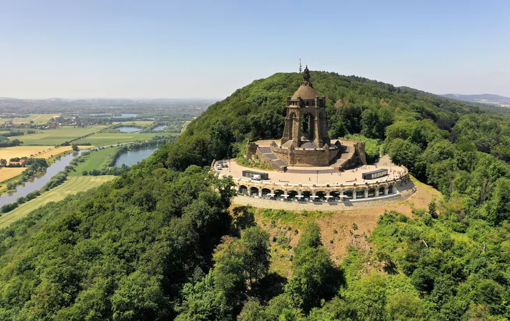©Jürgen Krüger - stock.adobe.com - Porto Westfalica mit Kaiser-Wilhelm-Denkmal