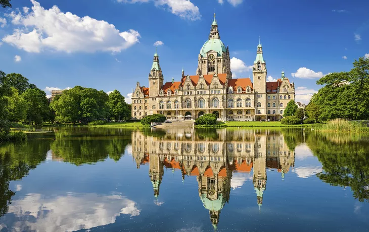 © Mapics - stock.adobe.com - Rathaus Hannover am Maschsee