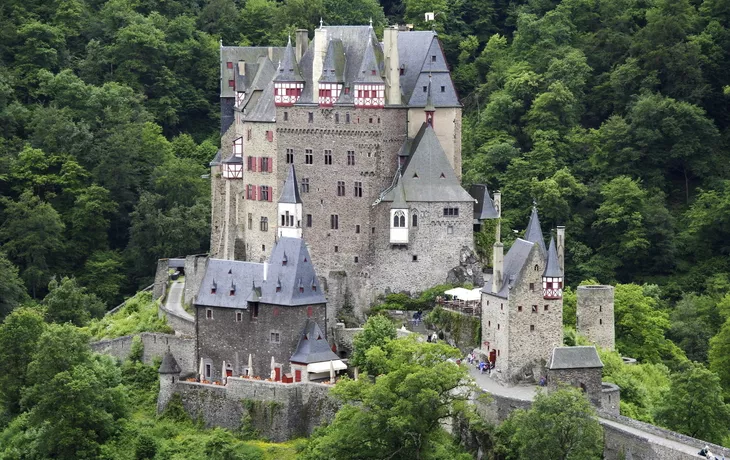 Burg Eltz im Moseltal - © shutterstock_199066442